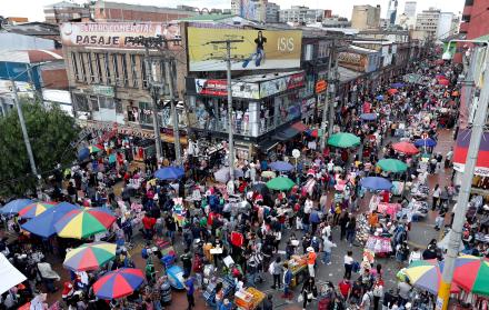 Ciudadanos se aglomeran mientras hacen compras navideñas en el popular sector de San Victorino, en Bogotá (Colombia).