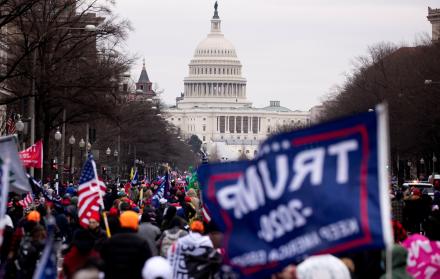 Manifestantes adeptos al presidente de EE.UU., Donald Trump, protestan ante el Capitolio, sede del Congreso estadounidense, en Washington