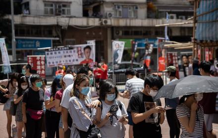 Los votantes esperan para emitir sus votos a los candidatos primarios pro-democracia para las elecciones legislativas en Hong Kong, China,