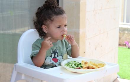 Niño de un año comiendo solo