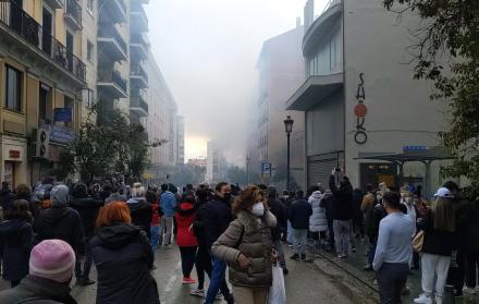 Una fuerte explosión ha provocado en torno a las tres de la tarde el derrumbe de parte de un edificio en la calle Toledo de Madrid.