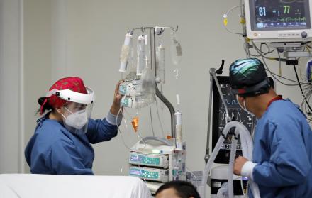 Personal médico atiende a un enfermo en una unidad de cuidado intensivo NO COVID del Hospital El Tunal, el 17 de enero de 2021 de en Bogotá (Colombia).
