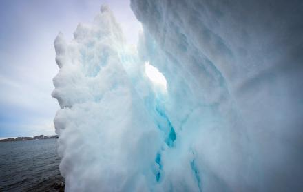 Imagen del glaciar Collins, que rodea la Base Científica Antártica Artigas de Uruguay, ymuestra los efectos del calentamiento global y el deshielo.
