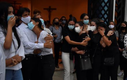 Familiares y amigos de Sara María García Rodríguez se lamentan hoy durante su velatorio en Buga, Valle del Cauca (Colombia).