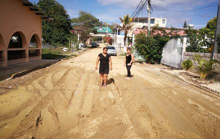 Abandono. Dos vecinas de La Victoria, una ciudadela ubicada al norte de General Villamil, paradas en medio de la vía sin asfalto, un escenario que se repite en los alrededores del lugar.