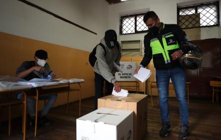 Un hombre votó hoy en un centro electoral en Quito (Ecuador).