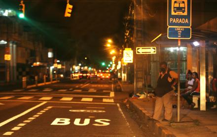 Durante horas se quedaron esperando los usuarios de los buses la noche del lunes pasado.