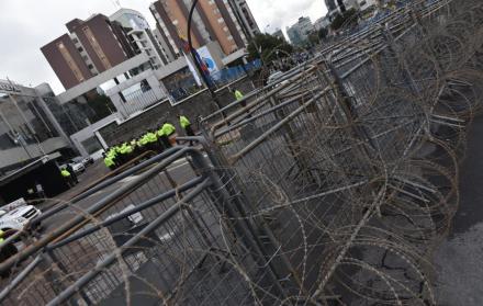 Los exteriores del CNE están resguardados.