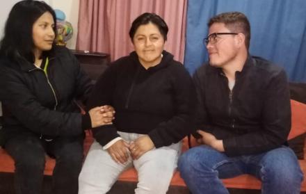Andrea, María José y Emilio, en una relación poliamorosa. Viven en Quito.