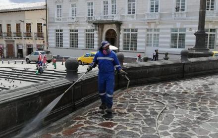 En Quito se deben realizar hidrolavados en las calles.