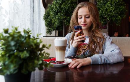 Adolescente concentrado en su celular