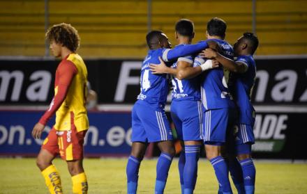 El volante Sebastián Rodríguez (c) marcó el primer gol de Emelec en la victoria como visitante sobre Aucas.