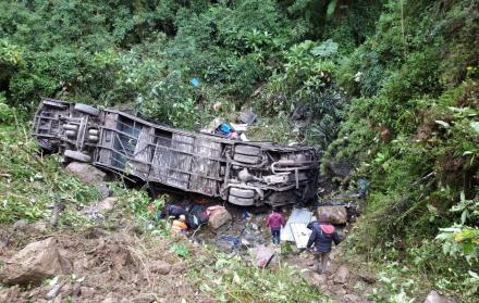 Al menos 20 personas fallecieron este martes al caer un ómnibus de transporte público por un barranco en una carretera de la región boliviana de Cochabamba, en el centro del país.