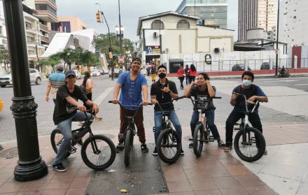 Un grupo de ciclistas, en el centro de Guayaquil, en días recientes.