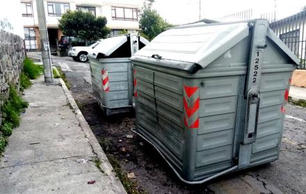 Los contenedores de basura son objeto de vandalismo en Quito.