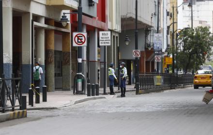 Dos agentes de tránsito custodiaban la calle Víctor Manuel Rendón la mañana de ayer.
