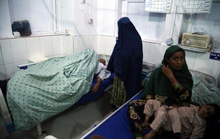 Una mujer recibe atención médica tras resultar herida en uno de los dos asesinatos selectivos perpetrados contra tres presentadoras de televisión afganas que murieron tiroteadas, en Jalalabad.