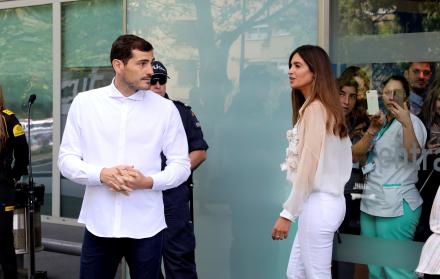 El portero español Iker Casillas acompañado por su mujer Sara Carbonero a su salida del hospital de Oporto, donde estuvo ingresado tras el infarto que sufrió en 2019. EFE/Carlos Garcia