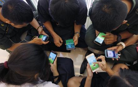 Estudiantes tailandeses juegan al videojuego 