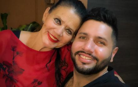 Nicolás Espinosa con su madre