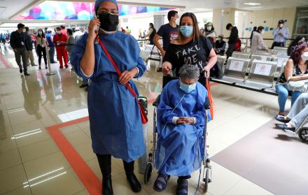 Una adulta mayor espera el 25 de marzo de 2021 para ser vacunada contra la covid-19, acompañada por una familiar en el Hospital Luz Elena Arismendi de Quito (Ecuador).