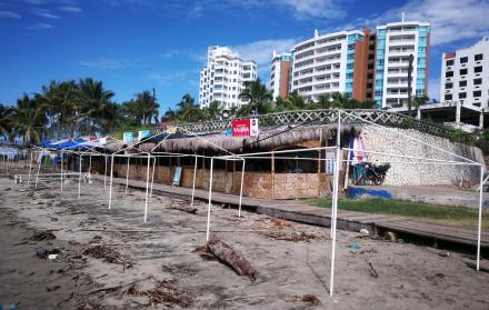 PLAYAS, SIN TURISMO, SIB CARPAS, LOCALES CERRADOS Y CON PALIZADA. (1)