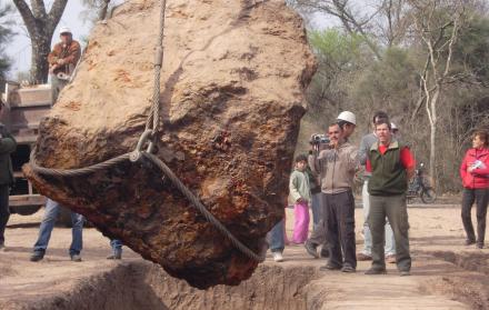 Fotografía cedida hoy por la Asociación Chaqueña de Astronomía que muestra el levantamiento en 2016 del meteorito Gancedo, en la provincia de Chaco (Argentina).