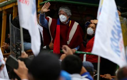 El candidato a la Presidencia de Ecuador Guillermo Lasso (c), junto a su esposa Maria de Lourdes (d), participan en una caravana con simpatizantes como parte del cierre de campaña, de cara a la segunda vuelta, el 7 de abril de 2021 en Quito (Ecuador).