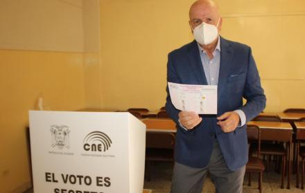 Alfredo Borrero ejerció su derecho al voto en la ciudad de Cuencxa.