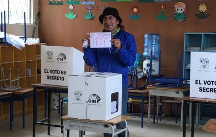 Yaku Pérez (foto), quien muestra el tarjetón electoral con su nombre escrito para anular el voto, durante la segunda vuelta de ayer domingo, en la provincia de Azuay (Ecuador).