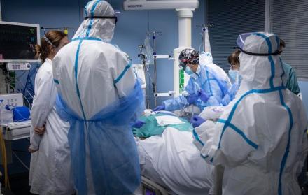 La investigación sugiere que los cambios neurológicos que suelen darse en estos pacientes se pueden deber a la inflamación desencadenada por el virus en otras partes del cuerpo o en los vasos sanguíneos del cerebro.