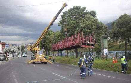 Un puente se cayó en el norte de Quito. La causa fue un impacto vehicular.