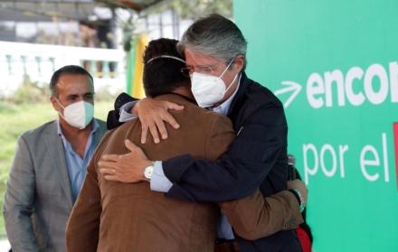 Guillermo Lasso abraza a Jonathan Freire, activista de la comunidad LGBT, 26 abr. 21