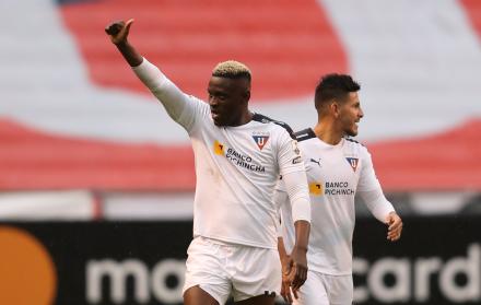 Cristian Martínez (i) de LDU Quito celebra un gol hoy, en un partido de la Copa Libertadores entre LDU Quito y Vélez en el estadio de LDU en Quito (Ecuador).
