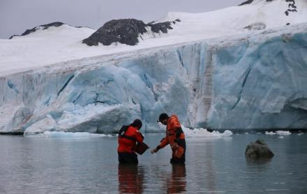 Fotografía cedida hoy la Armada Argentina que muestra a científicos que realizan una investigación en la Antártida.