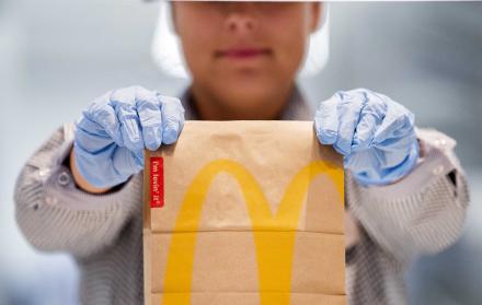 McDonald's explicó que durante los próximos meses prevé elevar los salarios de más de 36.500 empleados una media del 10 %, empujando los sueldos de entrada a entre 11 y 17 dólares la hora, en función del lugar.