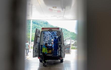 Una ambulancia llega a la sala de emergencias, el 13 de marzo de 2021, en el Hospital del Instituto Ecuatoriano de Seguridad Social (IESS), en Guayaquil (Ecuador).