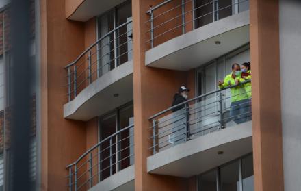 La Policía Nacional llegó al edificio Plaza en el sector de El Bosque, en el norte de la ciudad capital, en respuesta a una llamada de auxilio.
