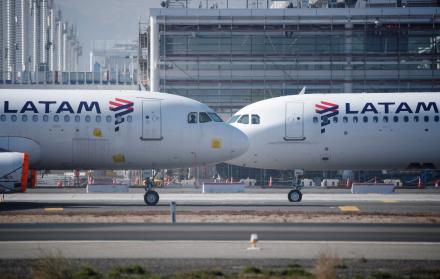 Fotografía de aviones de la aerolínea LATAM hoy, en el aeropuerto Internacional Arturo Merino Benítez de Santiago (Chile).