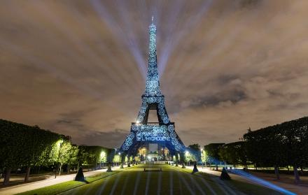 La Torre Eiffel, uno de los monumentos más emblemáticos de París, ha sido iluminada con hidrógeno libre de carbono para sensibilizar sobre la necesidad de una transición ecológica basada en energías renovables.