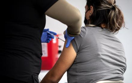 Una mujer recibe una vacuna contra la covid-19 en Los Ángeles, California (EE.UU.).
