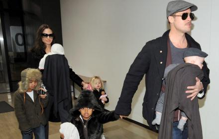 Fotografía de archivo tomada el 8 de noviembre de 2016 que muestra a la actriz estadounidense Angelina Jolie (2i) y al actor Brad Pitt (2d) junto a sus hijos Knox (d), Zahara (3d), Vivienne (3i), Maddox (i) y Shiloh (c) a su llegada al aeropuerto internac