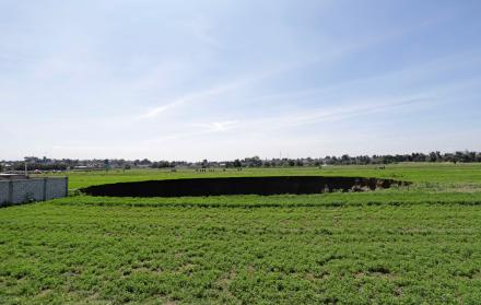 Vista de un enorme socavón, en la zona de cultivo la loma, del municipio de Juan C. Bonilla estado de Puebla (México)