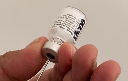 Detalle de la vacuna de Pfizer-BioNTechal contra la covid-19.
