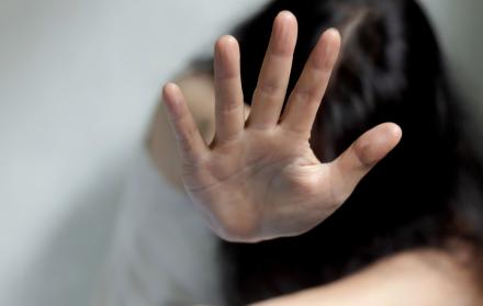 El progenitor amenazó a su víctima con hacer lo mismo a su hermana menor si contaba lo sucedido, aclara el escrito.