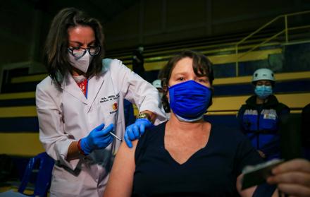 Una mujer recibe la vacuna contra la covid-19 en Quito (Ecuador).