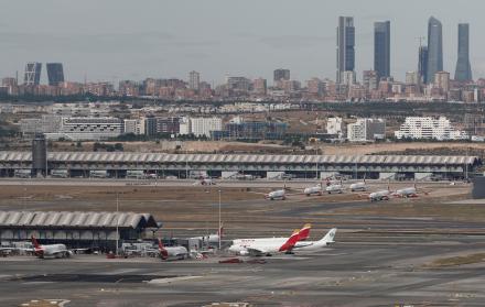 Vista de un avión de Iberia en la Terminal 1 del aeropuerto de Adolfo Suárez Madrid-Barajas.