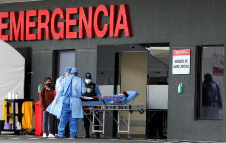 Vista de la entrada de la unidad de emergencia con pacientes covid-19 del hospital Iess del Sur en Quito (Ecuador).