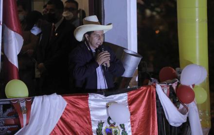 El candidato presidencial Pedro Castillo habla ante sus seguidores mientras se esperan los resultados electorales hoy, desde su local de campaña en Lima (Perú). Castillo afirmó este lunes que será 