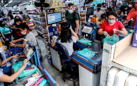 Clientes hacen compras en una tienda de la calle 25 de marzo, una de las regiones de comercio popular más importantes de Sao Paulo (Brasil).